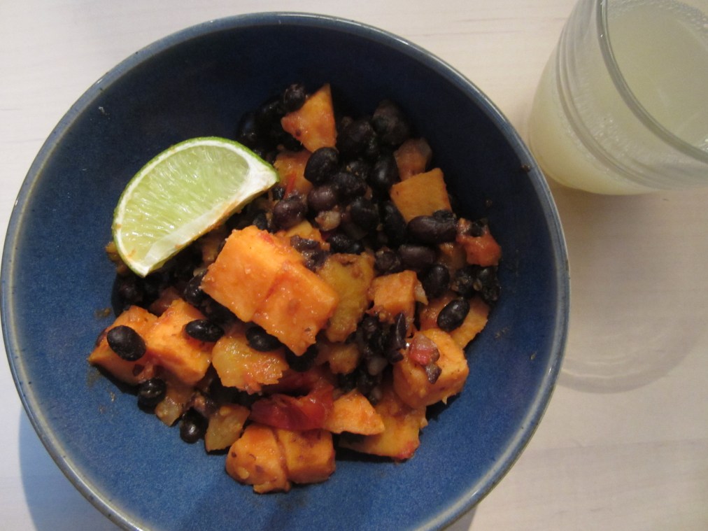 søtpotet og sorte bønner med salsa